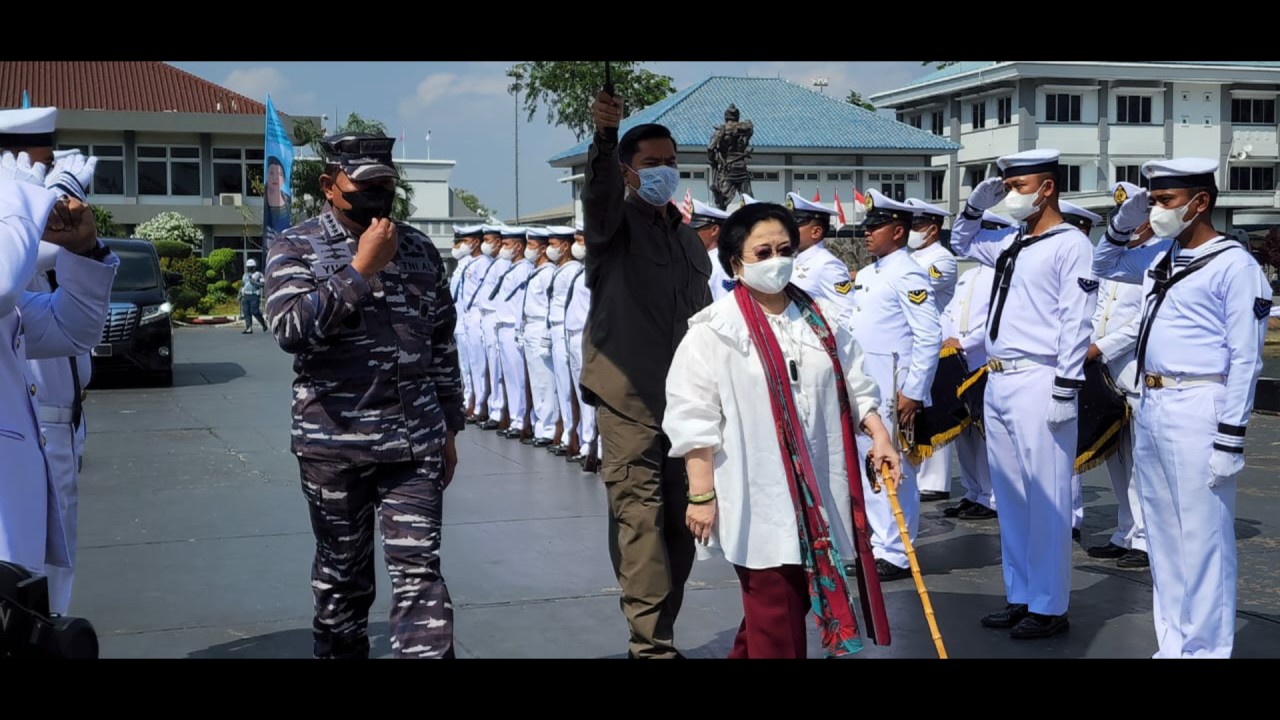 Presiden ke-5 RI Megawati Soekarnoputri didampingi KSAL Laksamana TNI Yudo Margono.