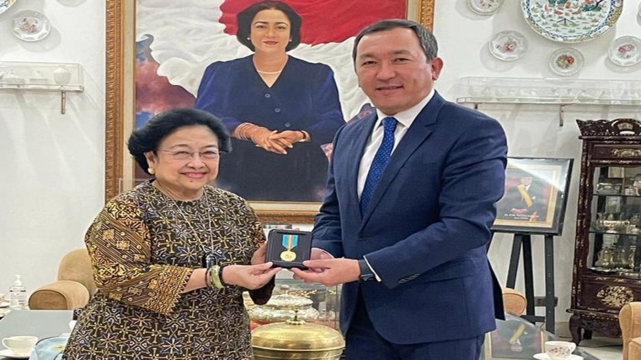 Megawati Soekarnoputri menerima penghargaan dari Presiden Kazakhstan yang diserahkan langsung oleh Dubes Kazakhstan untuk RI, Daniyar Sarekenov. Foto: Dok MPR