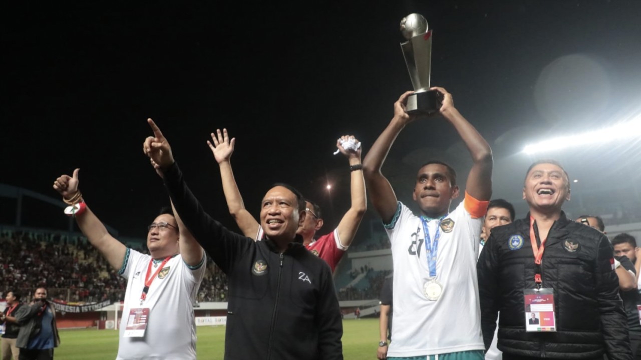 Menpora angkat trofi Timnas U16