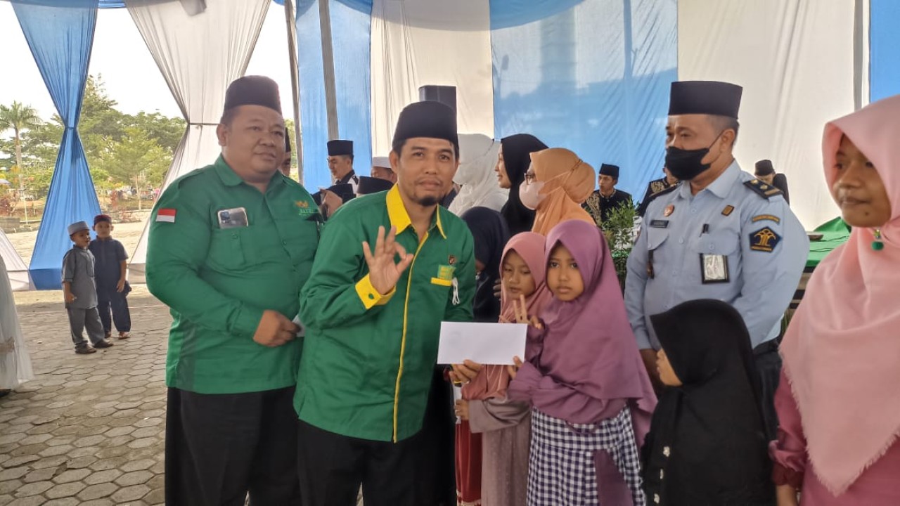 BAZNAS kabupaten Musi Rawas saat penyerahan uang santunan kepada anak