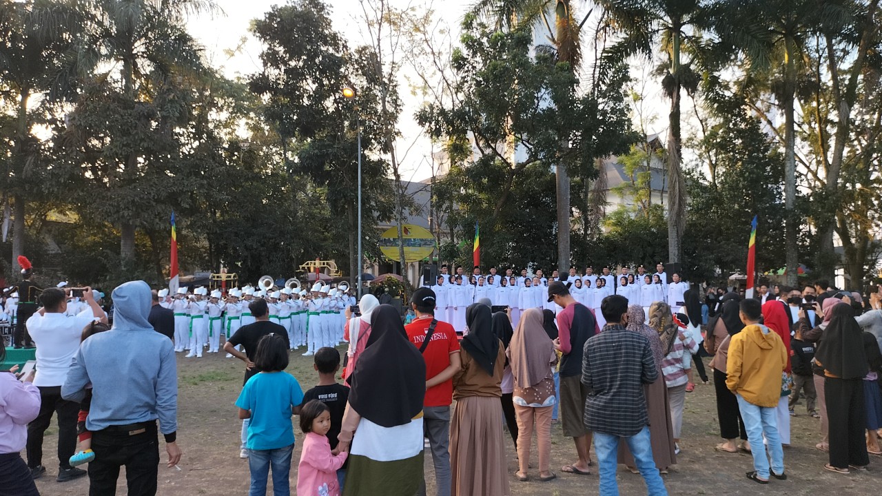 Masyarakat menyaksikan penampilan paduan suara binaan Dispora Kabupaten Bandung.