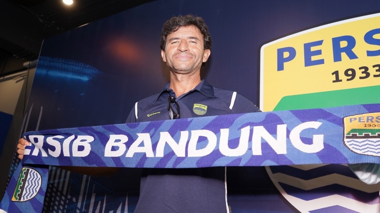 Pelatih Persib, Luis Milla