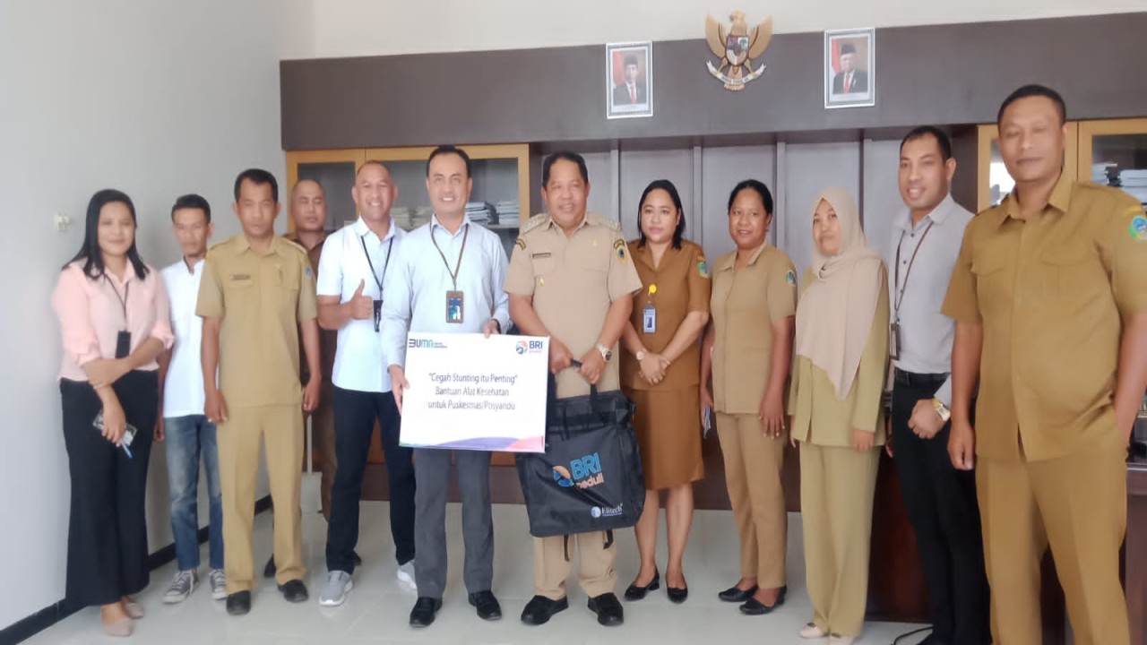 Bupati Manggarai Timur, Agas Andreas pose bersamaKepala Bank BRI Cabang Borong, Yus Indra Ubay usai menerima bantuan alat ukur stunting digital Antropometri Kit. Foto (Istimewa)