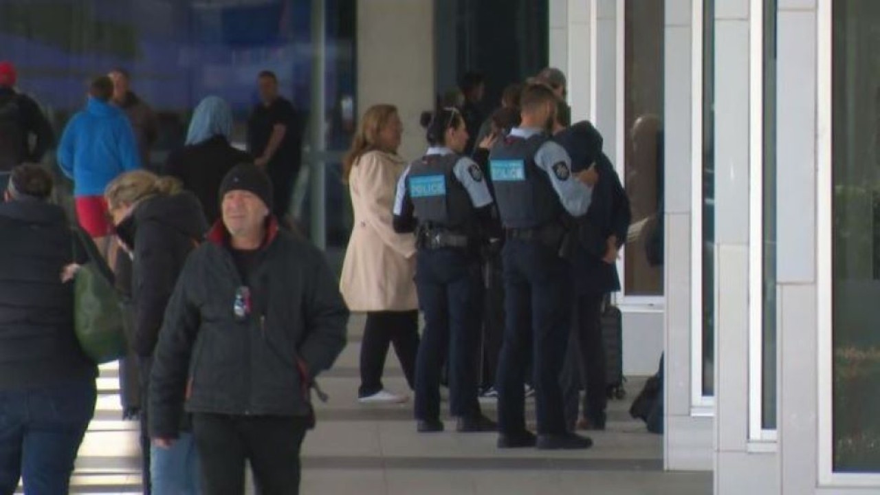 Seorang pria dengan senjata telah ditangkap setelah melakukan penembakan di dekat pemeriksaan keamanan di Bandara Canberra. (9News)