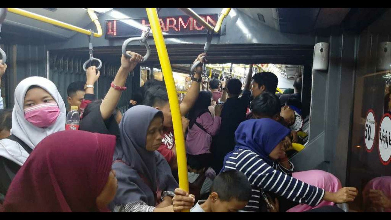 Penumpang bus TransJakarta. (Net)