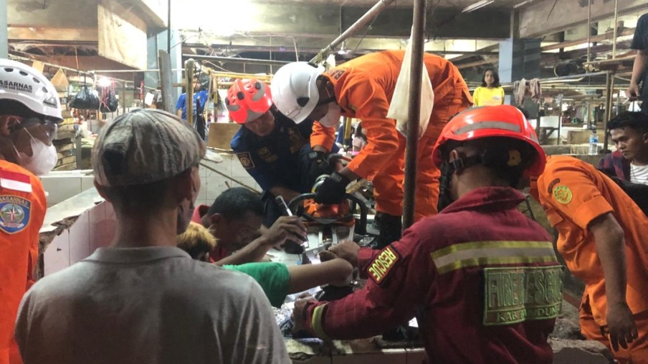 Tim SAR gabungan saat menyelamatkan seorang pekerja di Rancaekek Kabupaten Bandung.