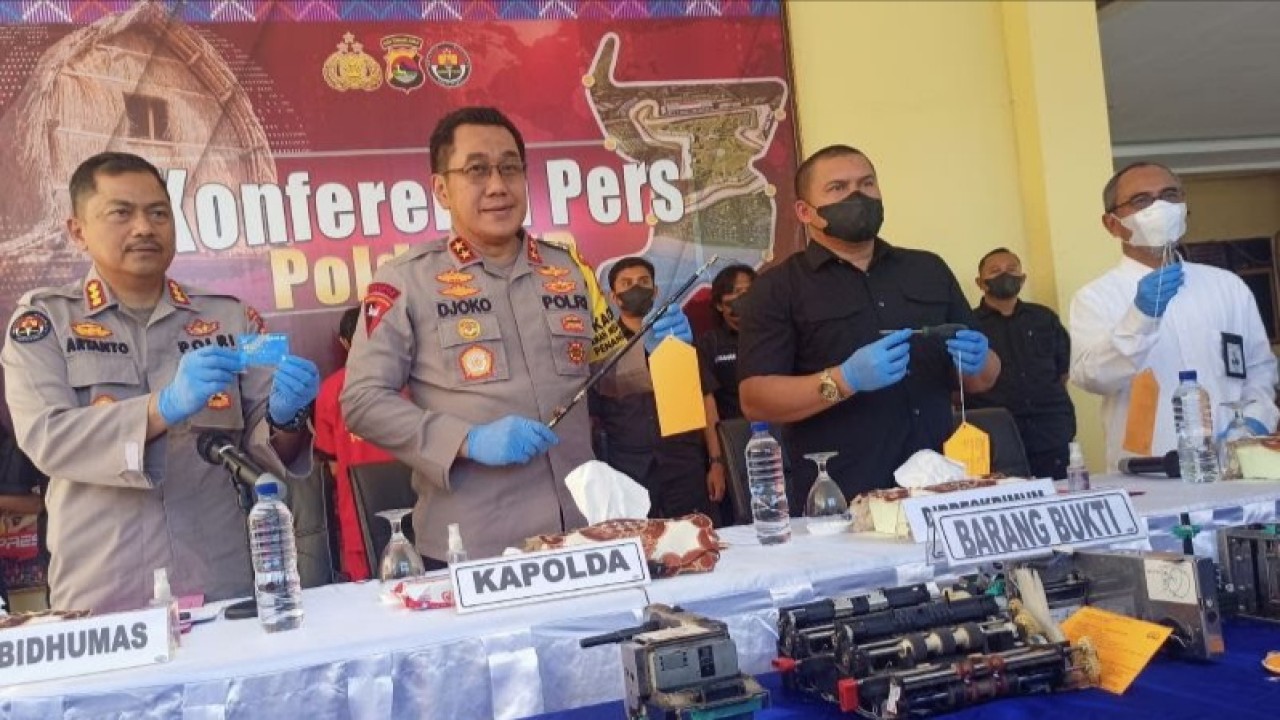 Kapolda NTB, Irjen Pol. Djoko Poerwanto saat menggelar konferensi Pers terkait kasus pencurian uang di 21 gerai mesin ATM yang berada di wilayah Lombok, Provinsi NTB. Foto (Istimewa)