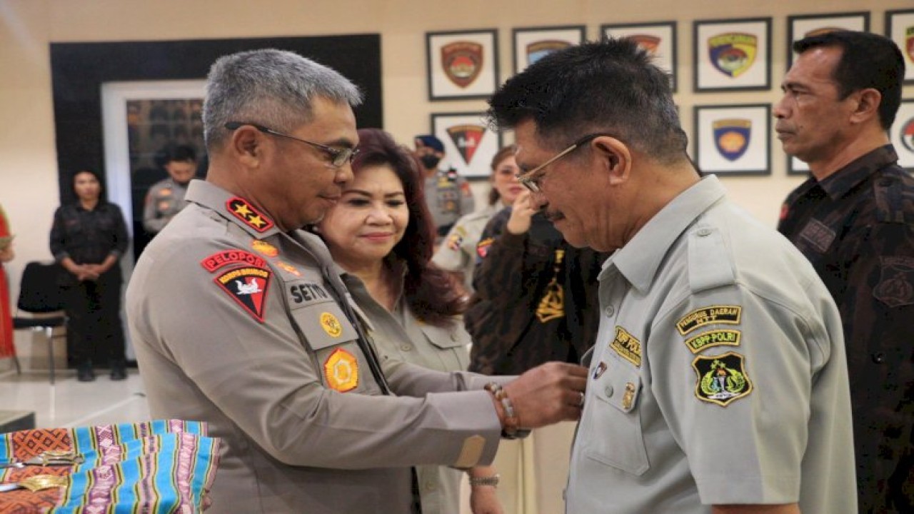 Kapolda NTT, Irjen Pol. Setyo Budiyanto saat menyematkan tanda jabatan kepada ketua KBPP Polri NTT, Lay Djarajoera. Foto (Istimewa)