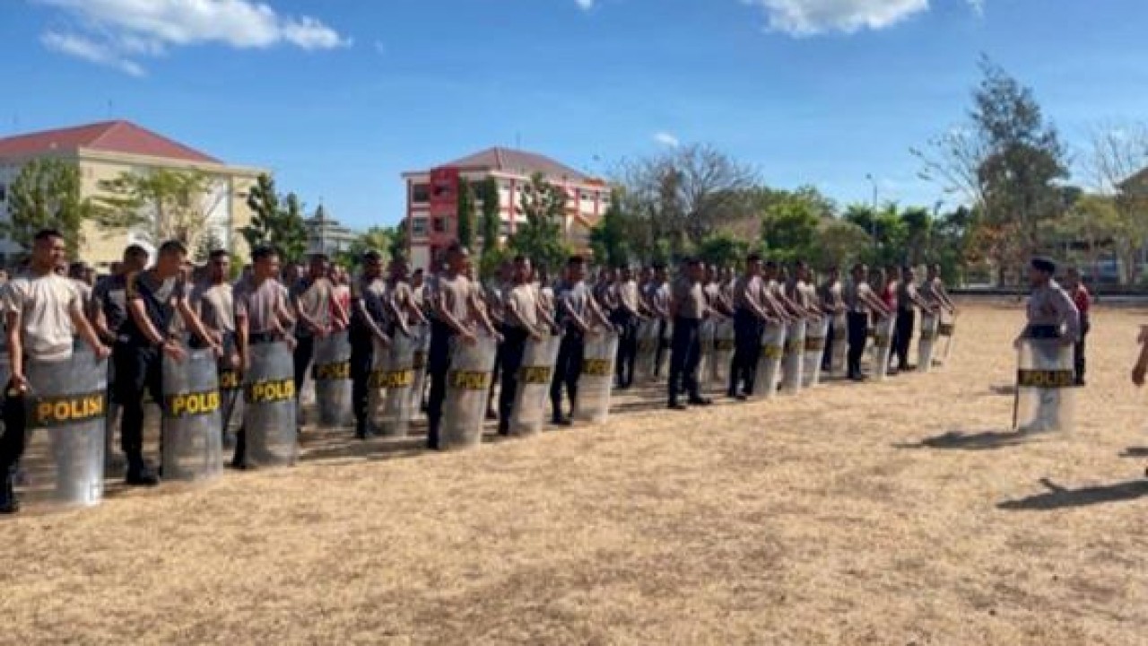 Ratusan personel Bintara remaja angkatan 47 Ditsamapta Polda NTT mengikuti latihan Dalmas di di Lapangan Apel Ricky Sitohang Mapolda NTT, Selasa (23/8/2022) pagi. Foto (Humas Polda NTT)