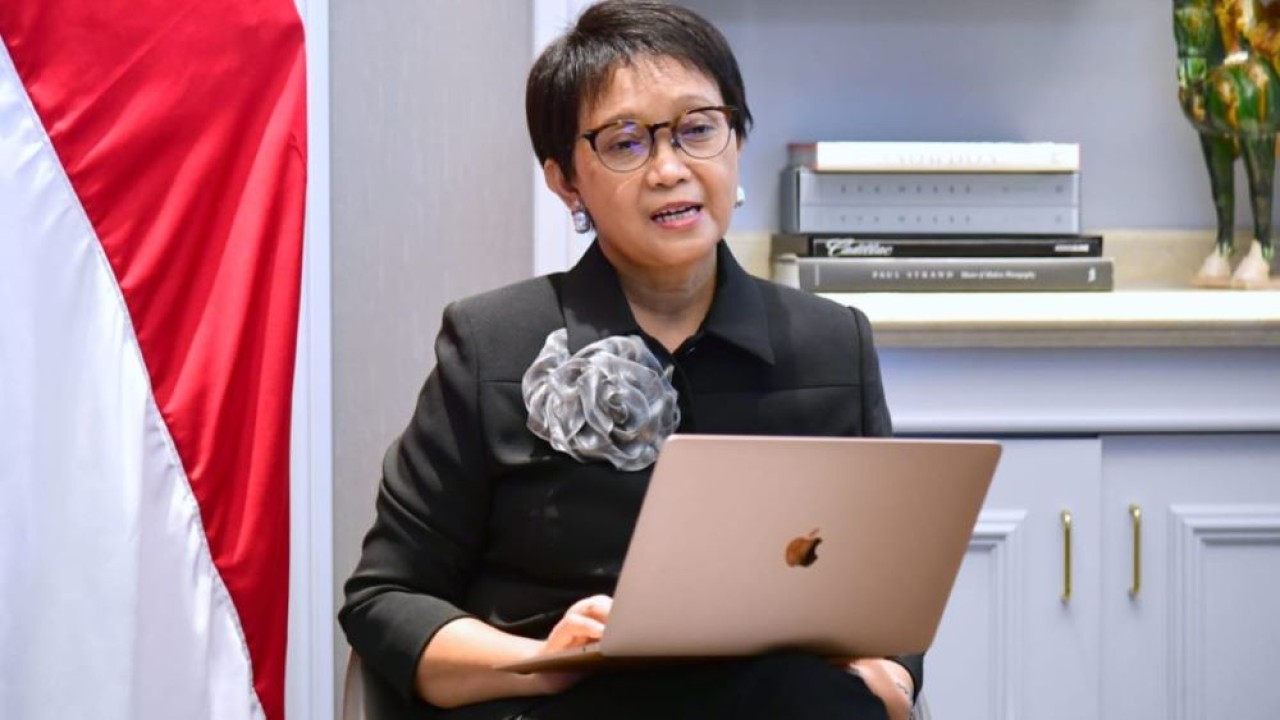 Menlu Retno Marsudi menyampaikan keterangan pers terkait kunjungan kerja Presiden Joko Widodo (Jokowi) di Washington DC, Amerika Serikat, pada Jumat (13/5/2022) malam waktu setempat. (Muchlis Jr/Biro Pers Sekretariat Presiden)