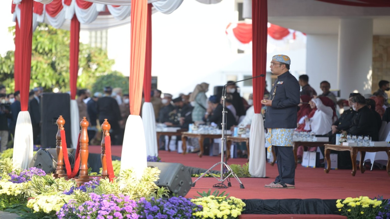 Gubernur Jawa Barat Ridwan Kamil menjadi inspektur upacara dalam peringatan hari ulang tahun ke-77 Pemprov Jabar.