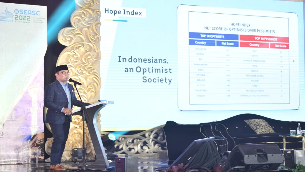 Gubernur Jawa Barat Ridwan Kamil saat memberikan keynote speech dalam The 16th South East Asian Survey Congress (SEASC) 2022 di Trans Luxury Hotel, Kota Bandung, Selasa (2/8/2022). (Humas Jabar).