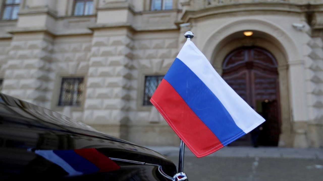 Bendera nasional Rusia terlihat di mobil di depan Kementerian Luar Negeri di Praha, Republik Ceko, 21 April 2021. (David W Cerny/Reuters)