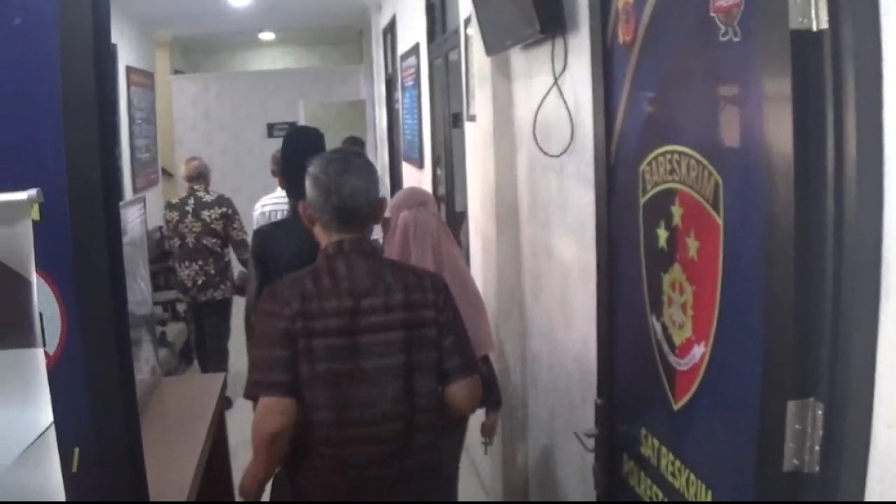 Santriwati bersama kuasa hukum datangi Polreta Bandung buat laporan.