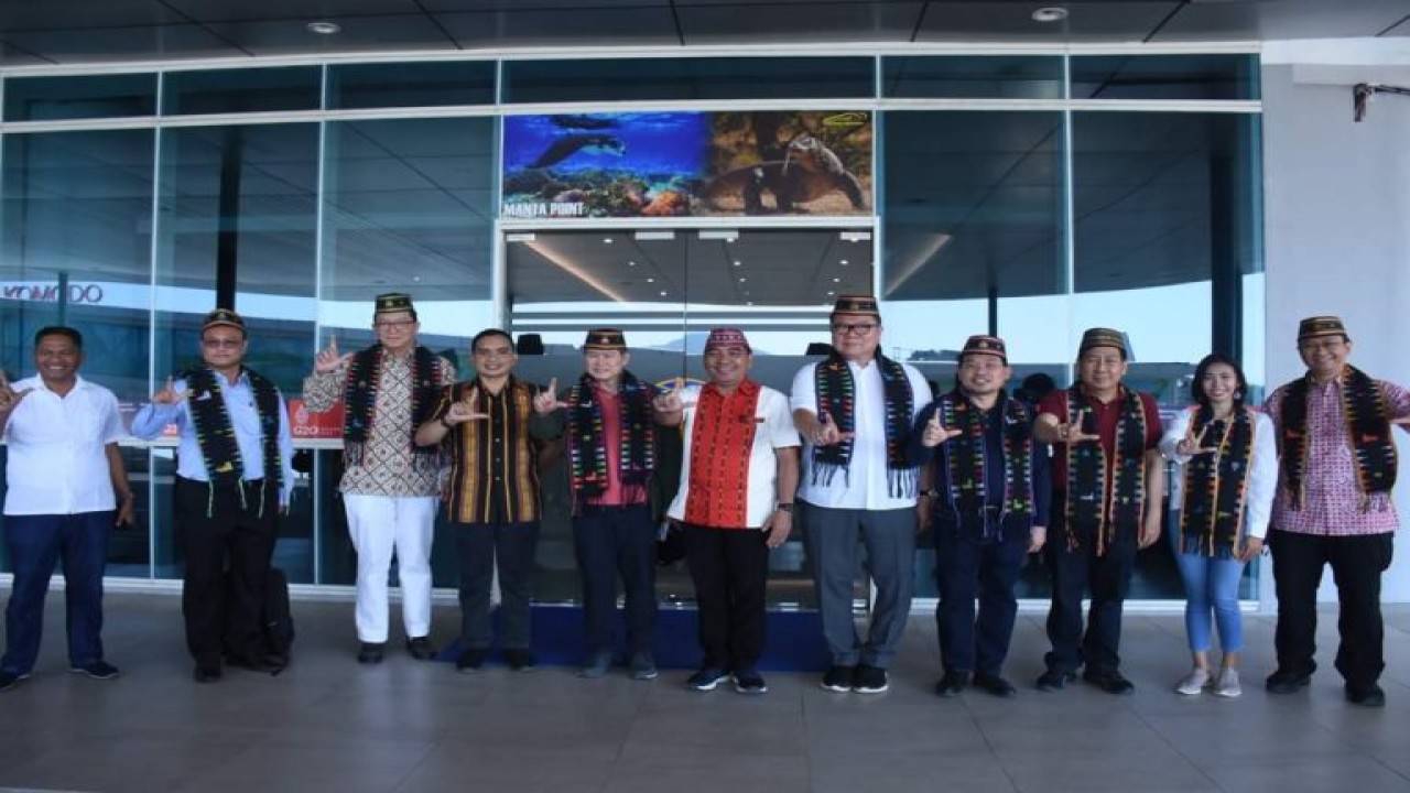 Sekretaris Jenderal ASEAN Lim Jock Hoi bersama Perwakilan Pemerintah Seychelles dan Delegasi ASEAN saat tiba di Bandara Komodo,Labuan Bajo Kabupaten Manggarai Barat NTT, Sabtu (20/8/2022). Foto (Istimewa)