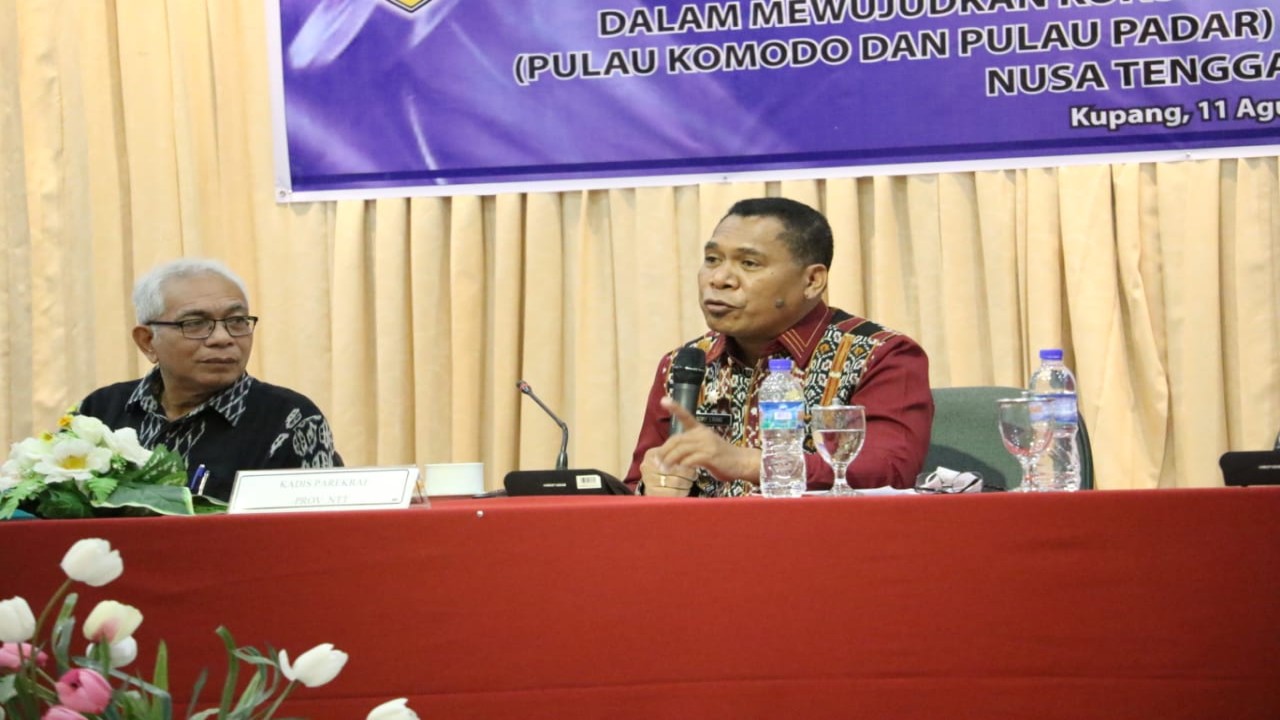 Sekretaris Daerah Provinsi NTT, Domu Warandoy (kanan). Foto (Istimewa)