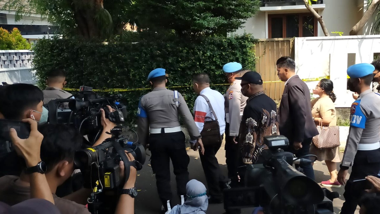 Tim Kuasa Hukum Keluarga Brigadir J dipimpin Kamarudin Simanjuntak (baju putih) tiba di TKP. (foto: Nusantaratv.com/Ramses Manurung)