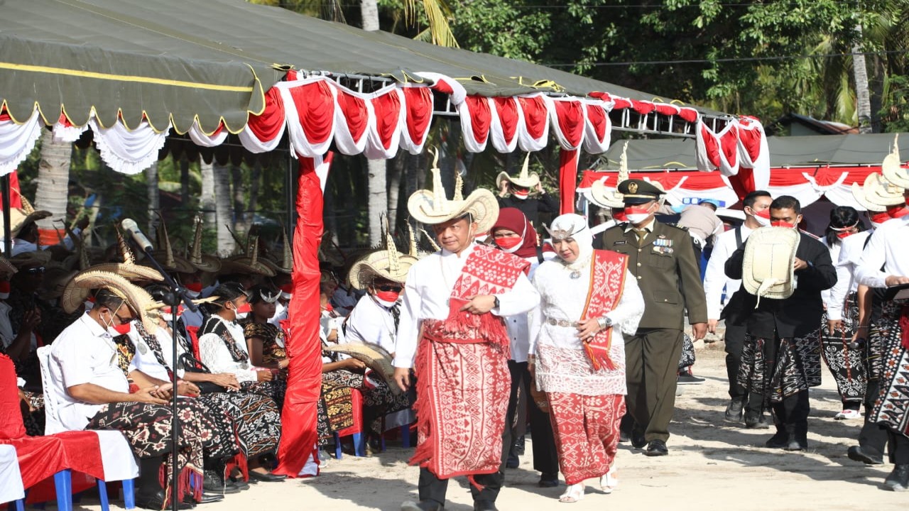 Menteri Dalam Negeri (Mendagri) Muhammad Tito Karnavian mengenakan pakaian adat suku Rote saat memimpin sekaligus menjadi Inspektur Upacara Hari Ulang Tahun (HUT) ke-77 Kemerdekaan Republik Indonesia di Kabupaten Rote Ndao. Foto (Istimewa)