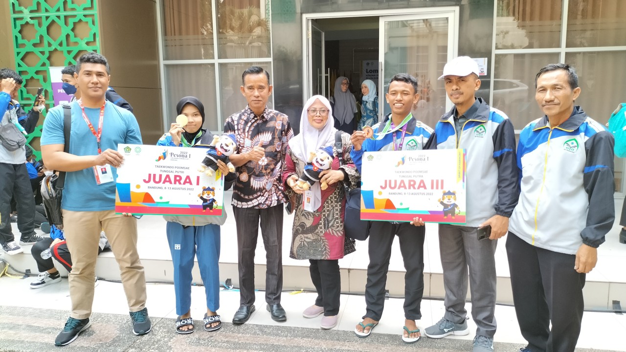 Uin Datokarama raih dua medali pertandingan taekwondo.