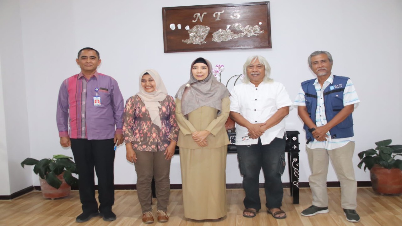 Wagub Sitti  Rohmi Djalilah saat menerima Audiensi Ikatan Keluarga Alumni Insitut Teknologi Surabaya (IKA ITS) di Ruang Kerja Wagub, Selasa (30/8/2022). Foto (Istimewa)