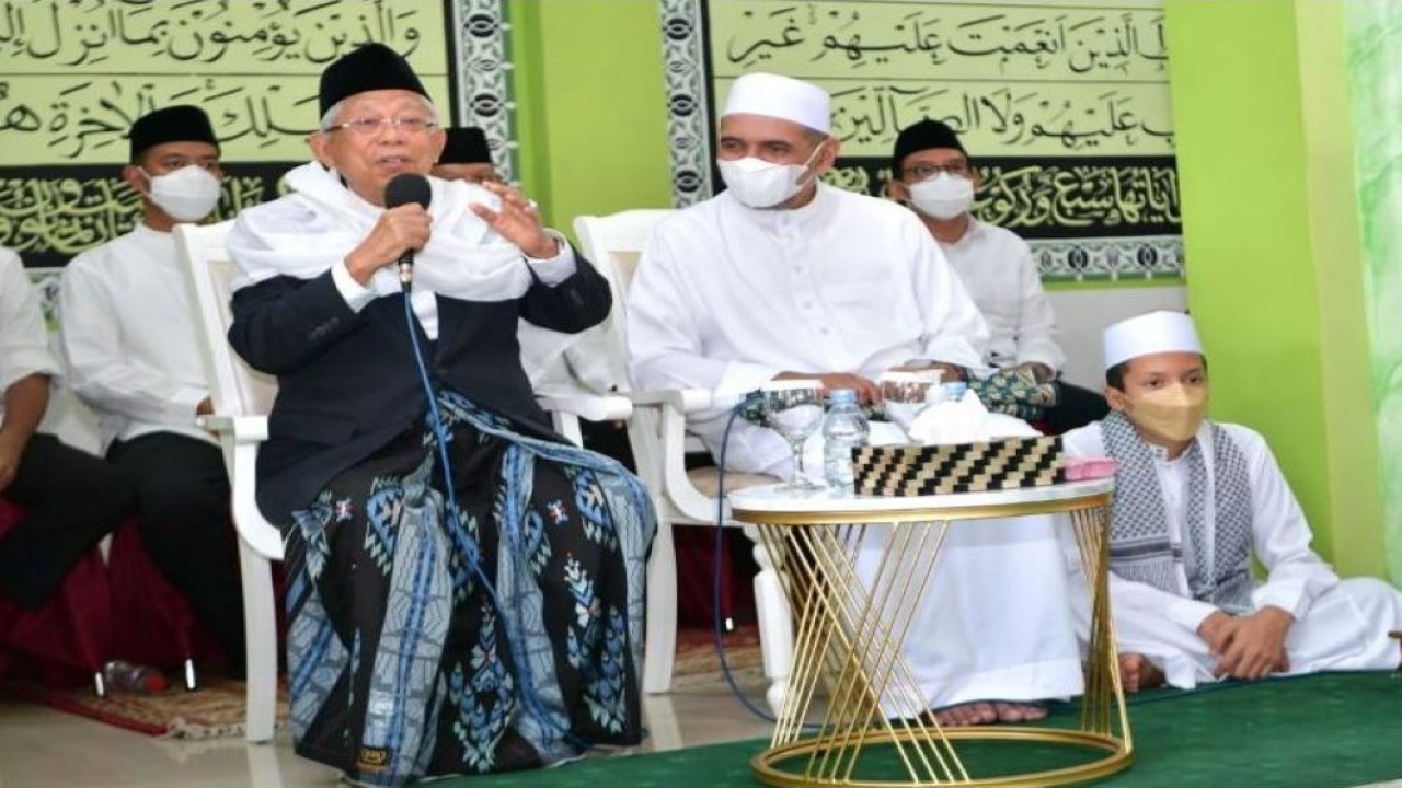 Wapres KH Ma'ruf Amin saat memberikan keterangan pers usai menghadiri acara Milad Ke-16 Majelis Dzikir Riyadhul Jannah dan Haul Akbar Almarhum Habib Umar Bin Hood Alatas di Masjid Syech Muhammad Yusuf, Margonda Raya, Depok, Jawa Barat (Jabar), Sabtu (20/8/2022). (EP-BPMI Setwapres)