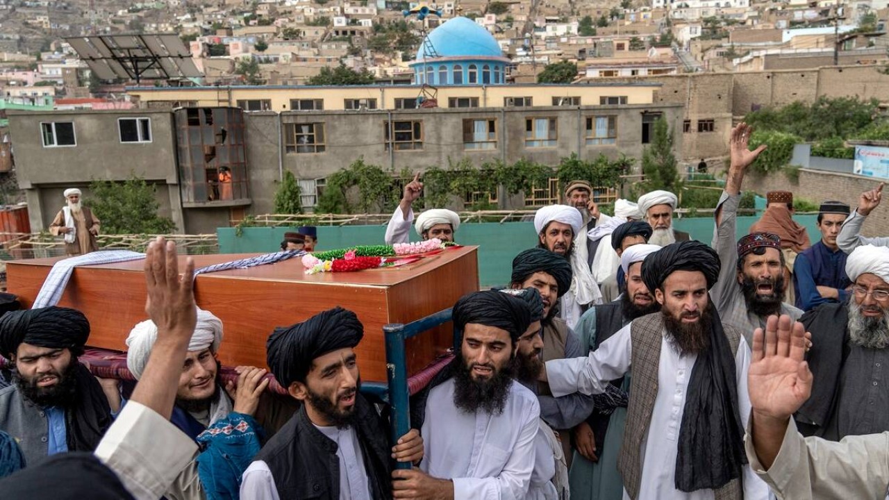 Warga Kabul membawa para korban tewas akibat serangan bom/ist