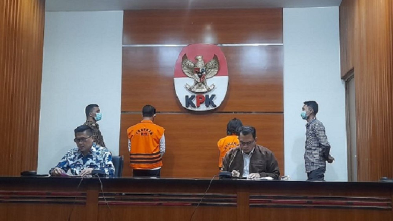 Dua tersangka yakni petinggi Bank Panin, Veronika Lindawati dan konsultan pajak PT Jhonlin Agus Susetyo ditahan oleh KPK, Jumat (26/8/2022) dinihari. (Istimewa)