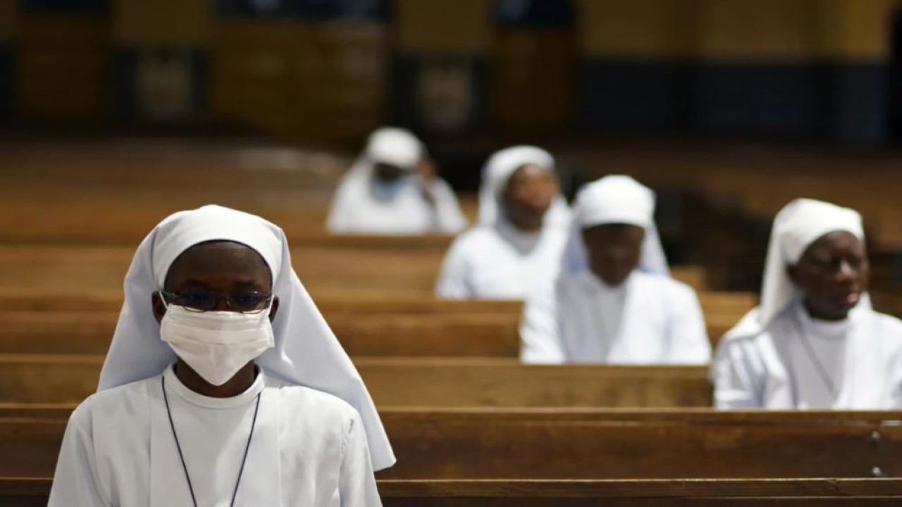 Sejumlah biarawati menghadiri misa Perjamuan Terakhir di sebuah katedral Ouagadougou, Burkina Faso, pada 9 April 2020. (Anne Mimault/Reuters)