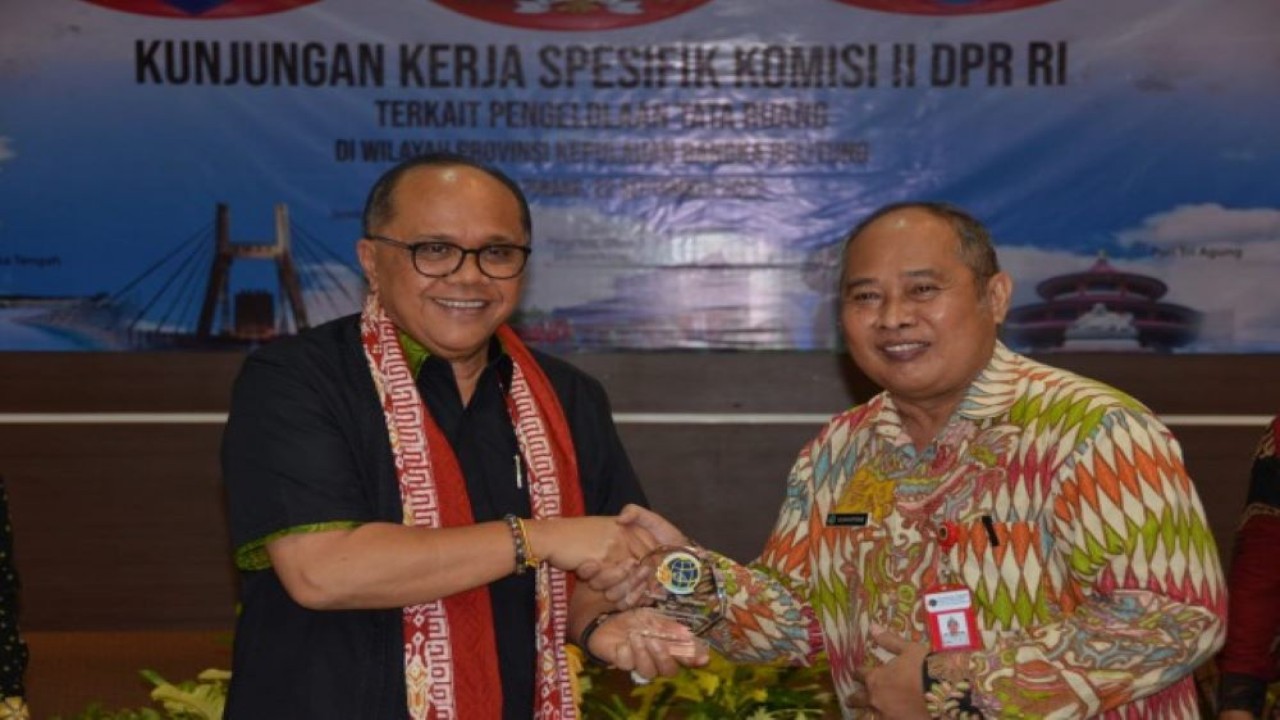 Wakil Ketua Komisi II DPR RI Junimart Girsang (kiri) saat bertukar cenderamata usai memimpin Kunjungan Kerja spesifik Komisi II DPR RI ke Provinsi Bangka Belitung. (Eko/nvl)