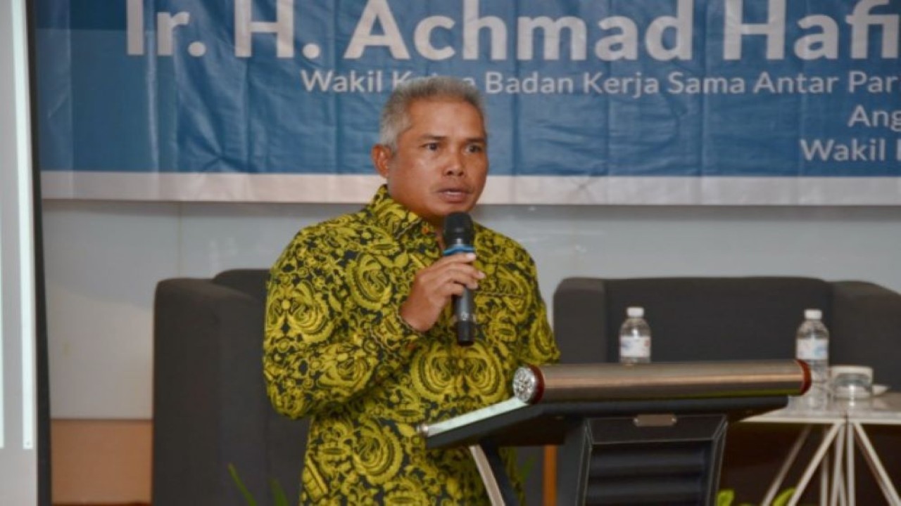 Anggota Komisi XI DPR RI Achmad Hafisz Tohir saat memberikan sambutan dalam Sosialisasi QRIS kerja sama dengan Bank Indonesia di Palembang. (Ist/nvl)