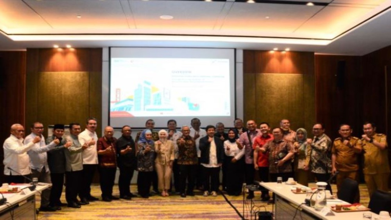 Wakil Ketua Komisi VI DPR RI Aria Bima foto bersama usai memimpin pertemuan Tim Kunjungan Kerja Spesifik Komisi VI DPR RI dengan jajaran PT Pertamina Patra Niaga, di Bandar Lampung, Senin (26/9/2022). (Nadhen/Man)