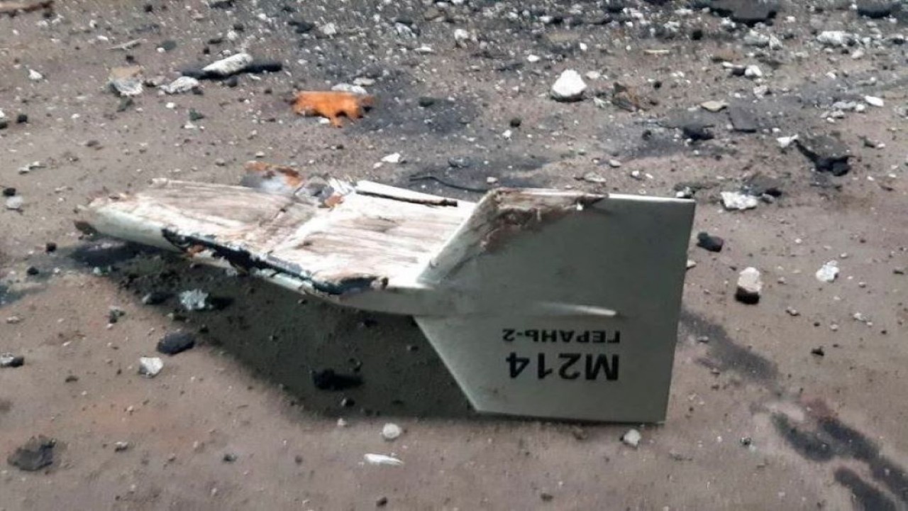 Puing-puing dari apa yang digambarkan oleh otoritas militer Ukraina sebagai drone Shahed-136 buatan Iran, yang ditembak jatuh di wilayah Kharkiv Ukraina. (Reuters)