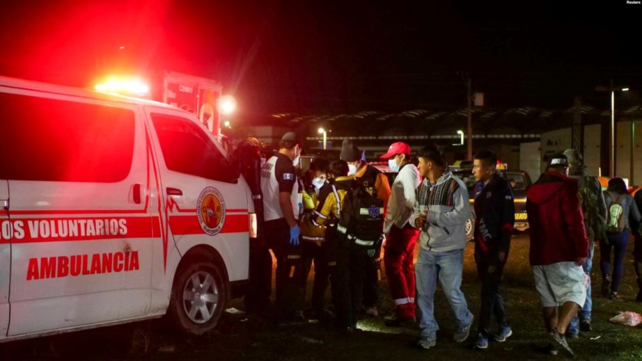 Paramedis dan pejabat pemerintah berada di lokasi konser untuk memperingati Hari Kemerdekaan yang ricuh dan menyebabkan 9 orang tewas dan puluhan lainnya terluka, di Quetzaltenango, Guatemala, Kamis (15/9/2022). (Reuters)