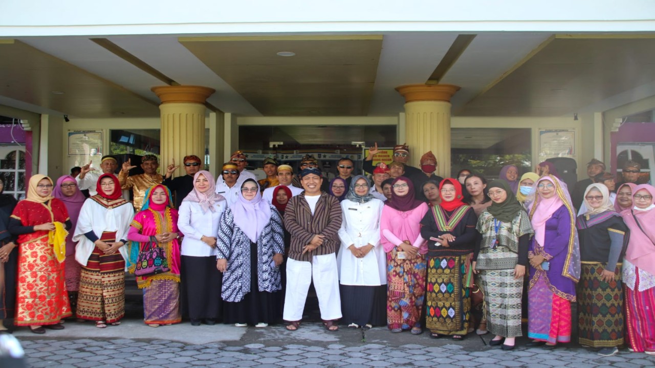 Kepala Dinas Perpustakaan dan Arsip Provinsi NTB Tri Budi Prayitno berpose bersama Kadis Kominfotik NTB, Ketua KPID Provinsi NTB dan Ketua Ikatan Guru Indonesia Kota Mataram usai melaksanakan Apel peringatan Hari Kunjungan Perpustakaan Tahun 2022. Foto (Istimewa)