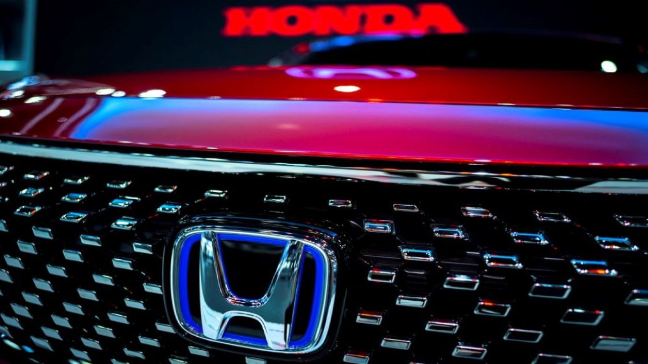 Ilustrasi. Logo Honda Motor ditampilkan di Bangkok International Motor Show ke-43, di Bangkok, Thailand, 22 Maret 2022. (Athit Perawongmetha/Reuters)
