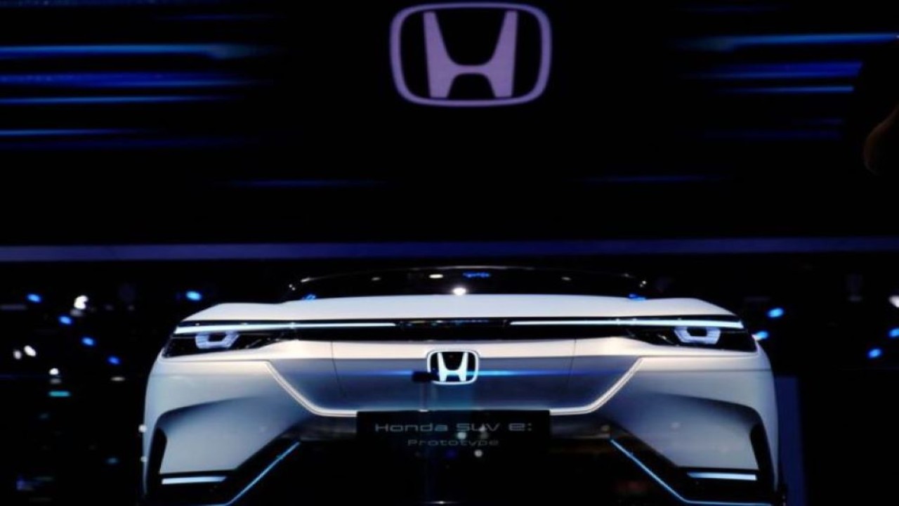 Honda SUV e:Prototype kendaraan listrik (EV) terlihat ditampilkan selama hari media untuk pameran Auto Shanghai di Shanghai, China, pada 20 April 2021. (Aly Song/Reuters)