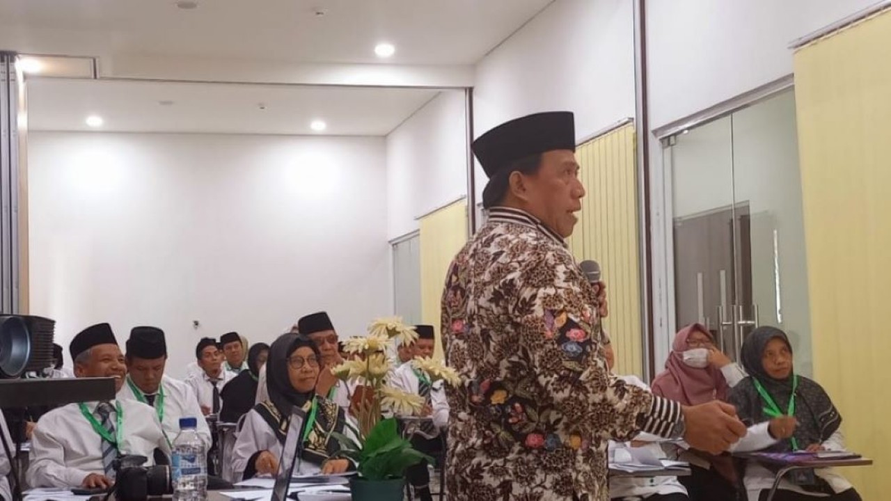 Direktur Bina Haji Arsad Hidayat memberikan arahan peserta sertifikasi pembimbing ibadah haji di Nusa Tenggara Barat (NTB). (Istimewa/Kemenag)
