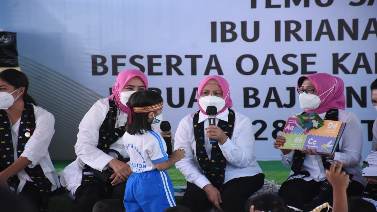 Ibu Negara, Iriana Joko Widodo bersama Organisasi Aksi Solidaritas Era Kabinet Indonesia Maju (OASE KIM) mengggelar Temu Sapa bersama anak PAUD di Kantor Bupati Manggarai Barat , Rabu (28/9)2022). Foto (Istimewa)