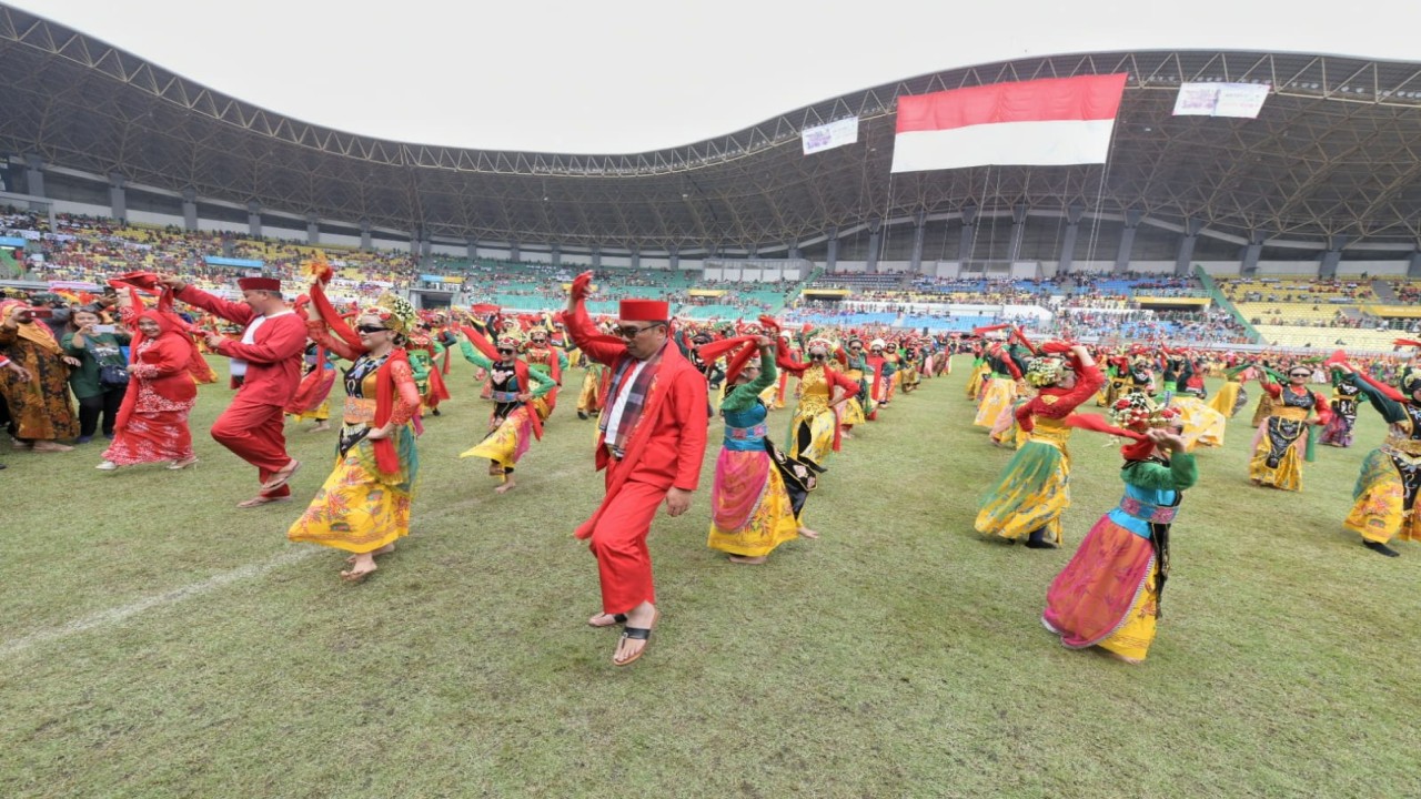 Gubernur Jabar Ikut Menari Ronggeng Beken Bersama 3.000 Penari di Bekasi