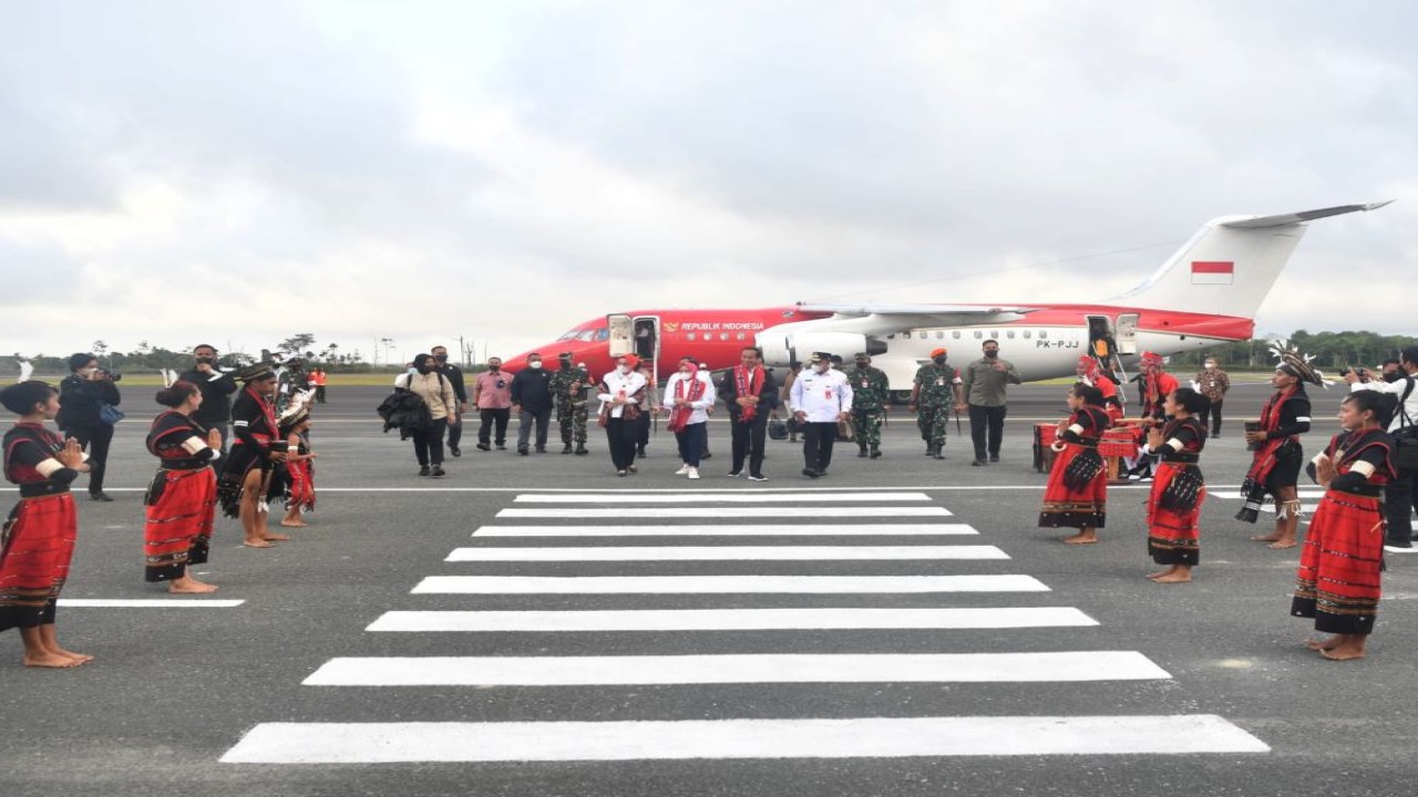 Presiden Jokowi dan Ibu Negara Iriana tiba di Bandara Mathilda Batlayeri, Kepulauan Tanimbar, Maluku, Kamis (1/9/2022). (BPMI Setpres)