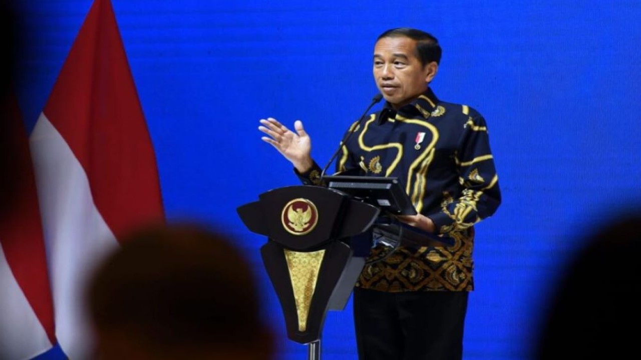 Presiden Jokowi menyampaikan sambutan pada acara United Overseas Bank (UOB) Economic Outlook 2023 yang digelar di Hotel Indonesia Kempinski, Jakarta, pada Kamis (29/9/2022). (BPMI Setpres/Lukas)