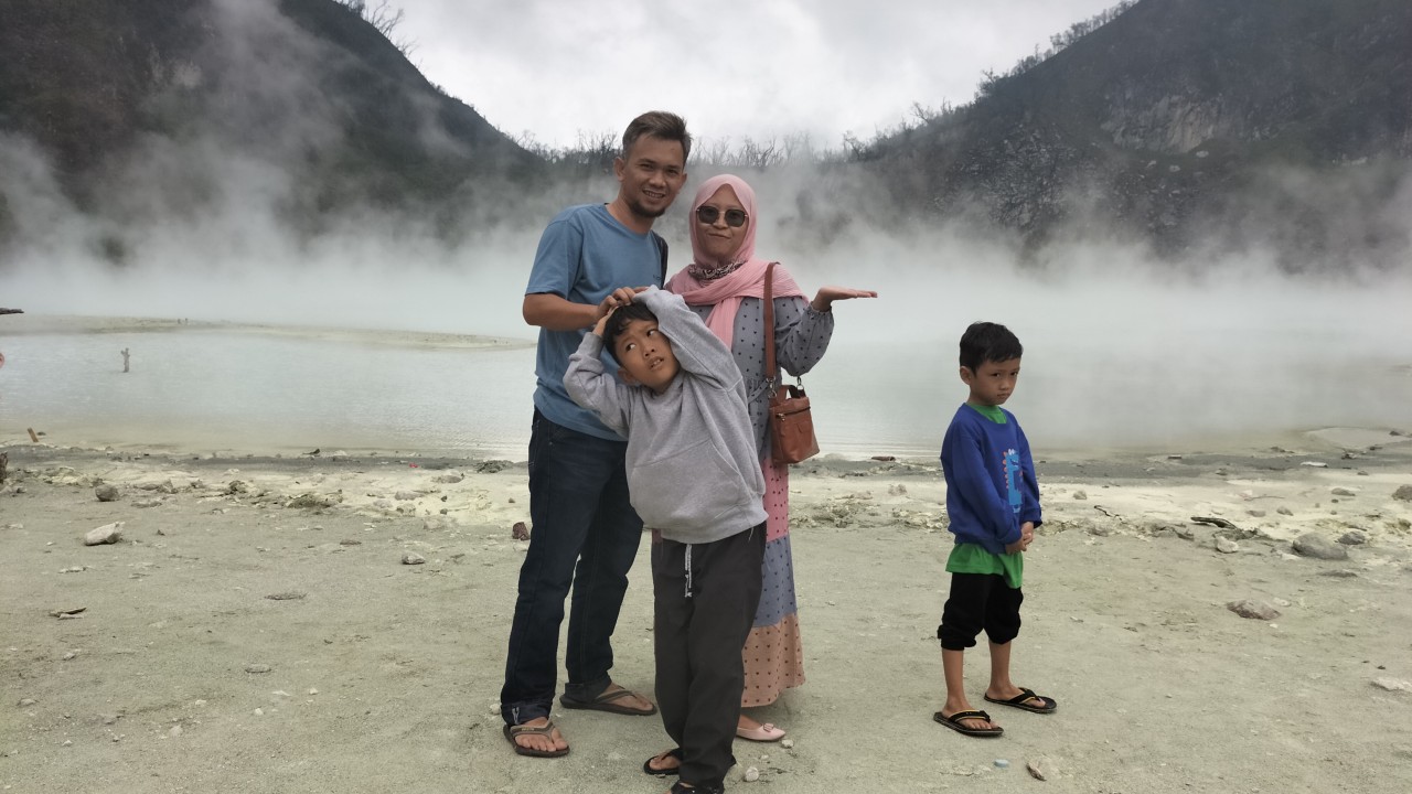 Wisatawan asal Cianjur, Asri Perdana berfoto bersama keluarga berfoto di Kawah Putih Ciwidey.