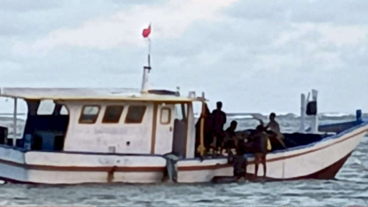 Sempat hilang kontak, sebuah kapal nelayan yang berisi enam orang penumpang ditemukan diperairan laut Sawu Provinsi NTT. Foto (Istimewa)