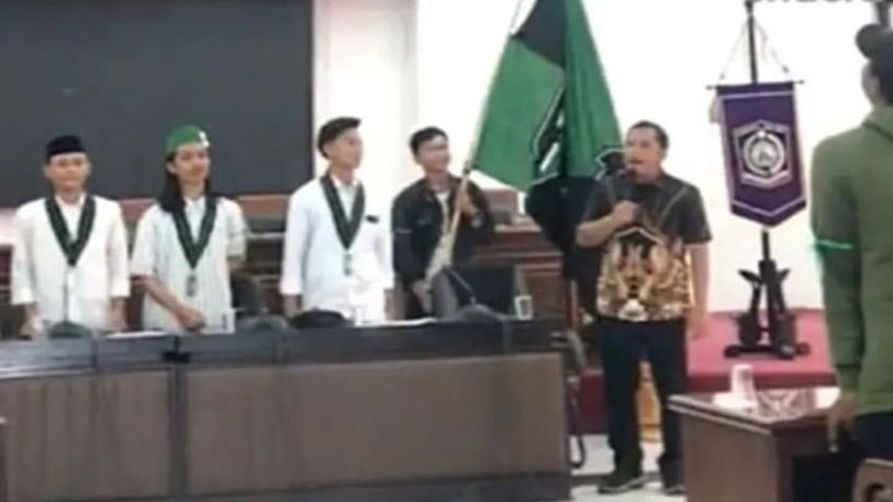 Cuplikan video Ketua DPRD Lumajang tak hafal Pancasila saat didemo mahasiswa HMI. (Instagram @andreli_48)