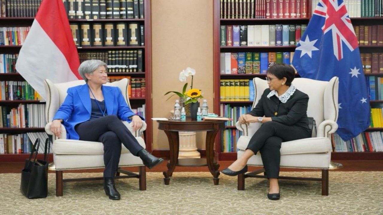 Menlu Retno Marsudi (kanan) berbicara dengan Menlu Australia Penny Wong di New York, Amerika Serikat, Selasa (20/9/2022). (Kemenlu RI)