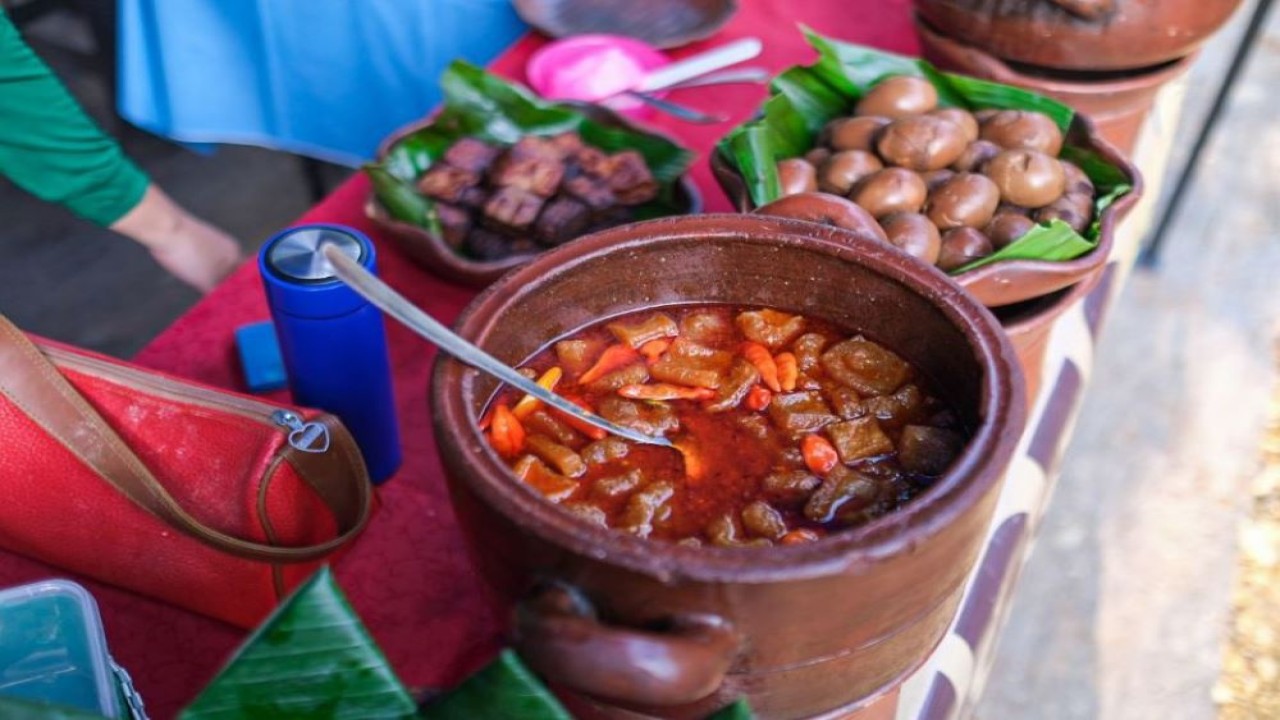 Melalui kuliner Kampung Kali Cibarengkok Bogor membangkitkan ekonomi dan membuka lapangan kerja. (Kemenparekraf)