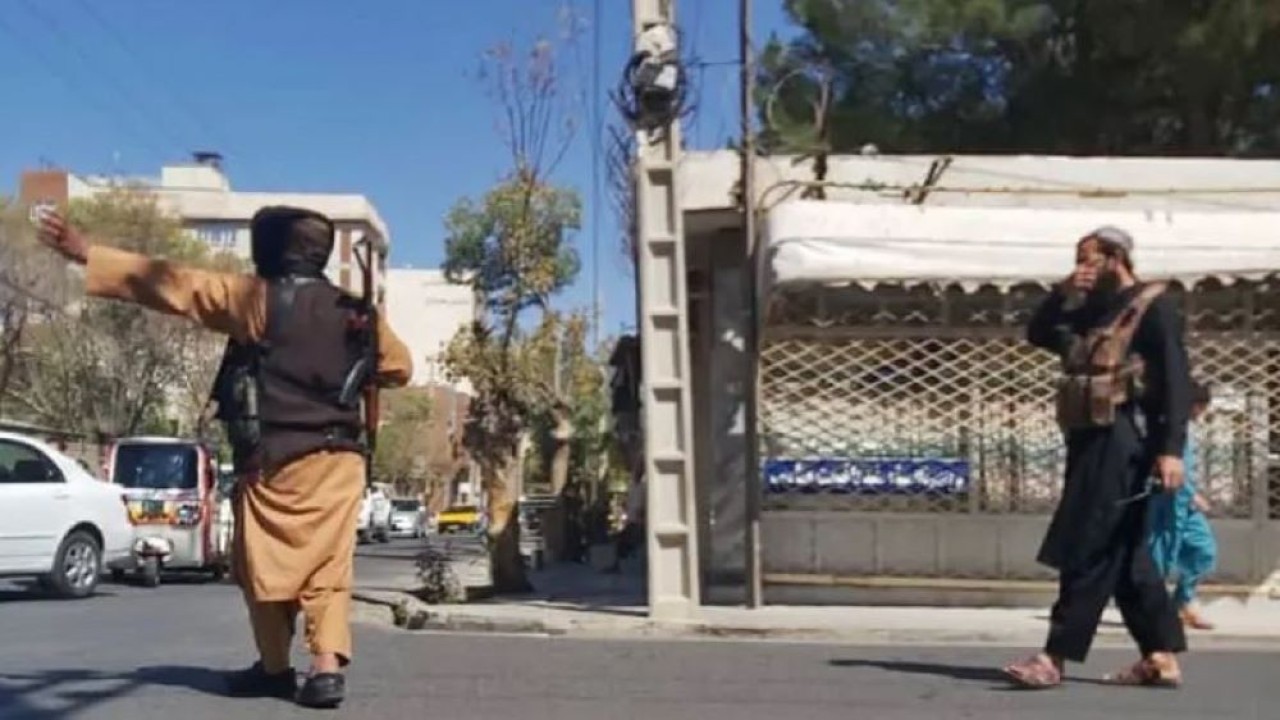 Pejuang Taliban memblokir jalan setelah ledakan hebat saat salat Jumat di Masjid Gazargah, di Herat pada 2 September 2022. (AFP)