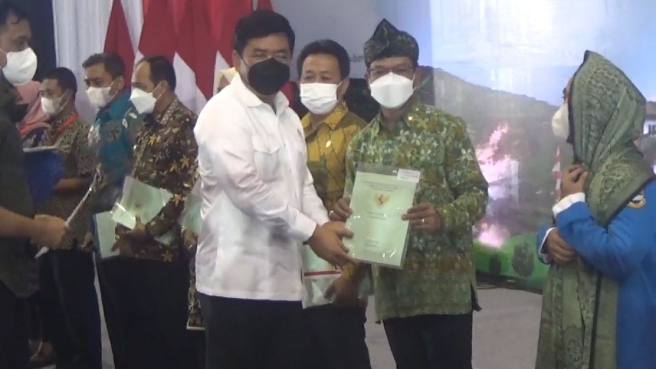 Menteri ATR BPN bagikan sertifikat tanah pada masyarakat.