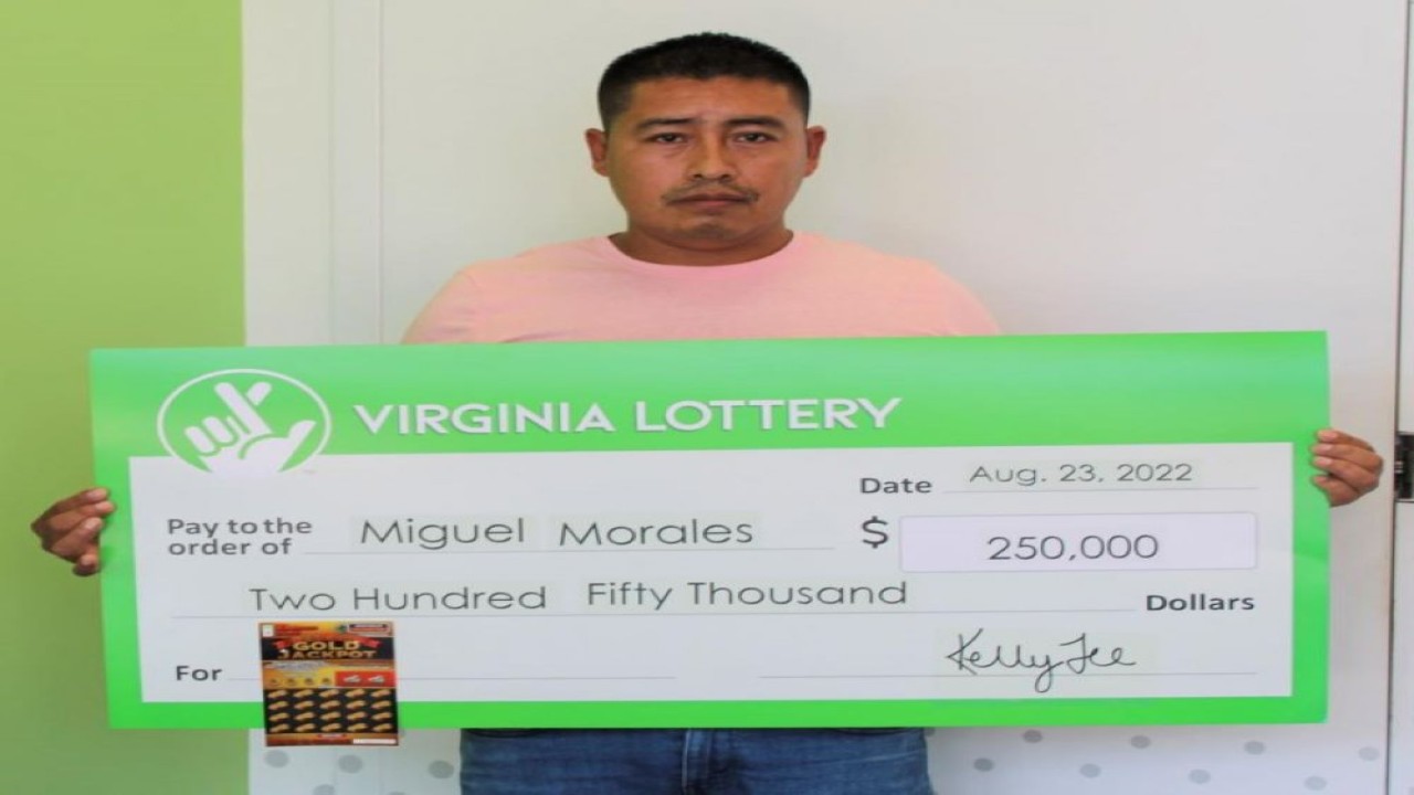 Seorang pria asal Culpeper, Virginia, Amerika Serikat (AS), Miguel Morales, berhenti di sebuah Stasiun Pengisian Bahan Bakar Umum (SPBU) untuk sekadar minum kopi hingga memenangkan hadiah uang. (Virginia Lottery)