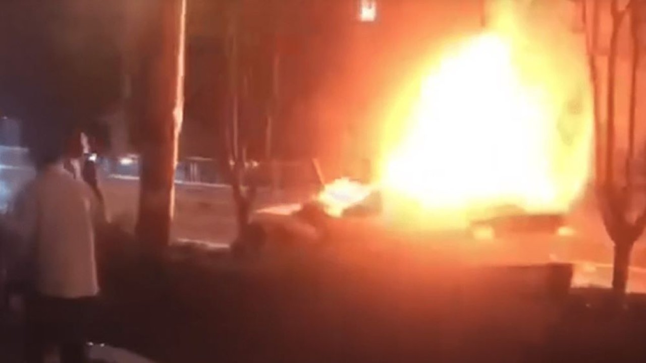 Mobil listrik Porsche Taycan terbakar di Kota Suzhou di Provinsi Jiangsu selatan, di China timur. (Gizmochina)